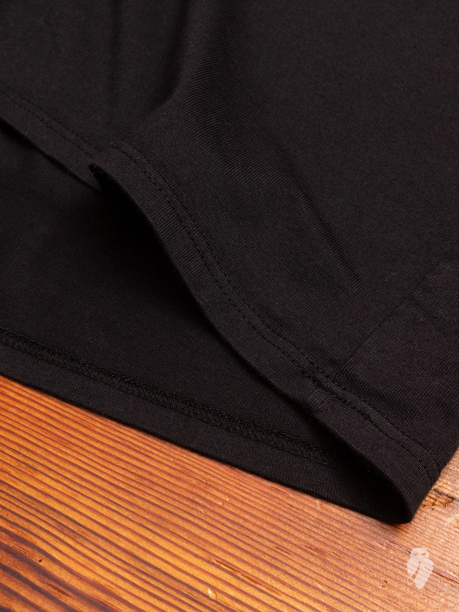 Basis T-Shirt in Black - Image 4