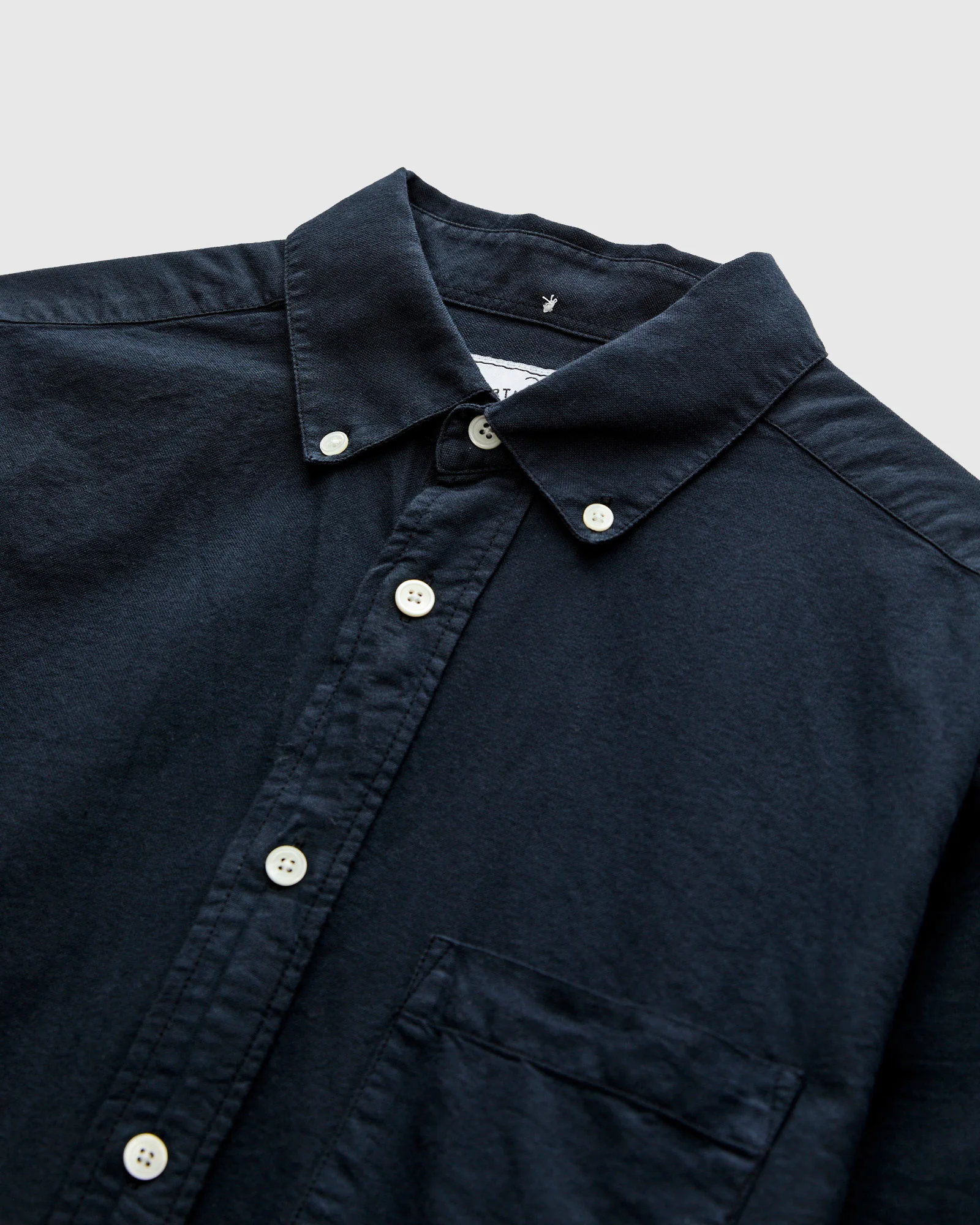 Belavista Button-Up Shirt in Navy - Image 4