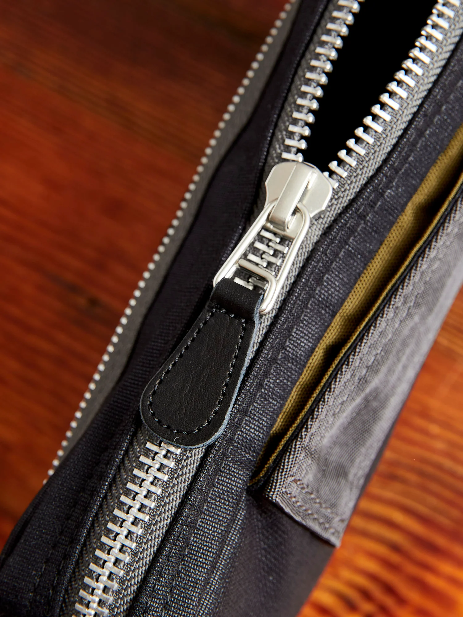 "Flying Ace" Shoulder Bag (S) in Black - Image 8