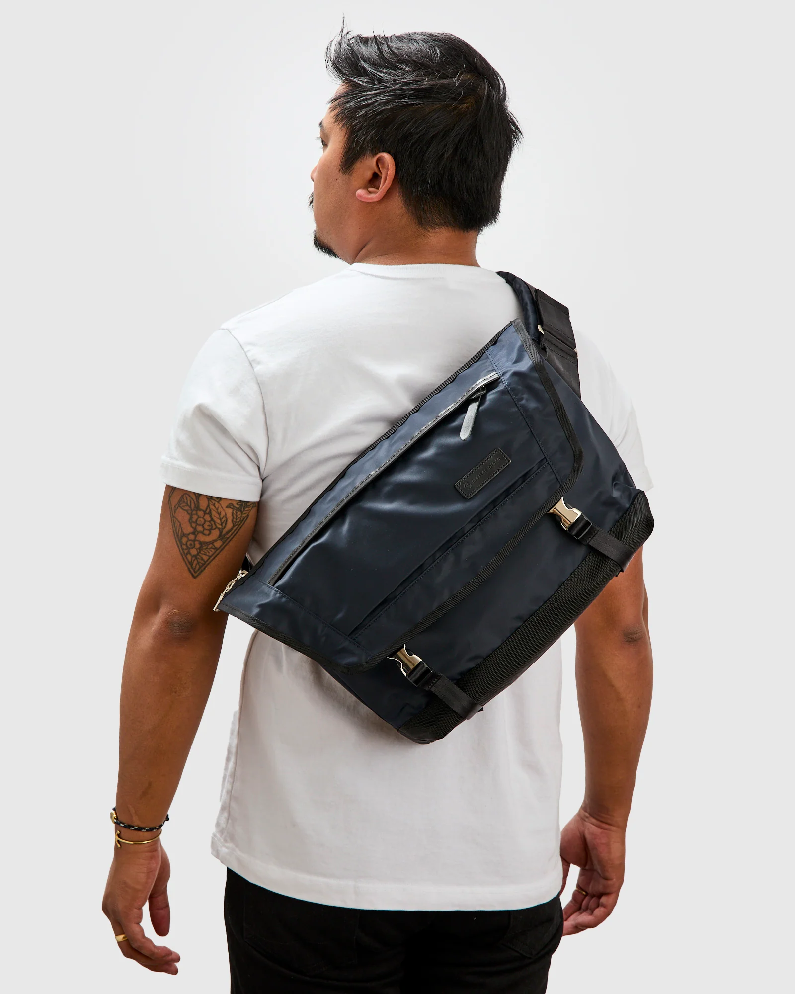 Lightning V2 Messenger Bag in Navy - Image 2