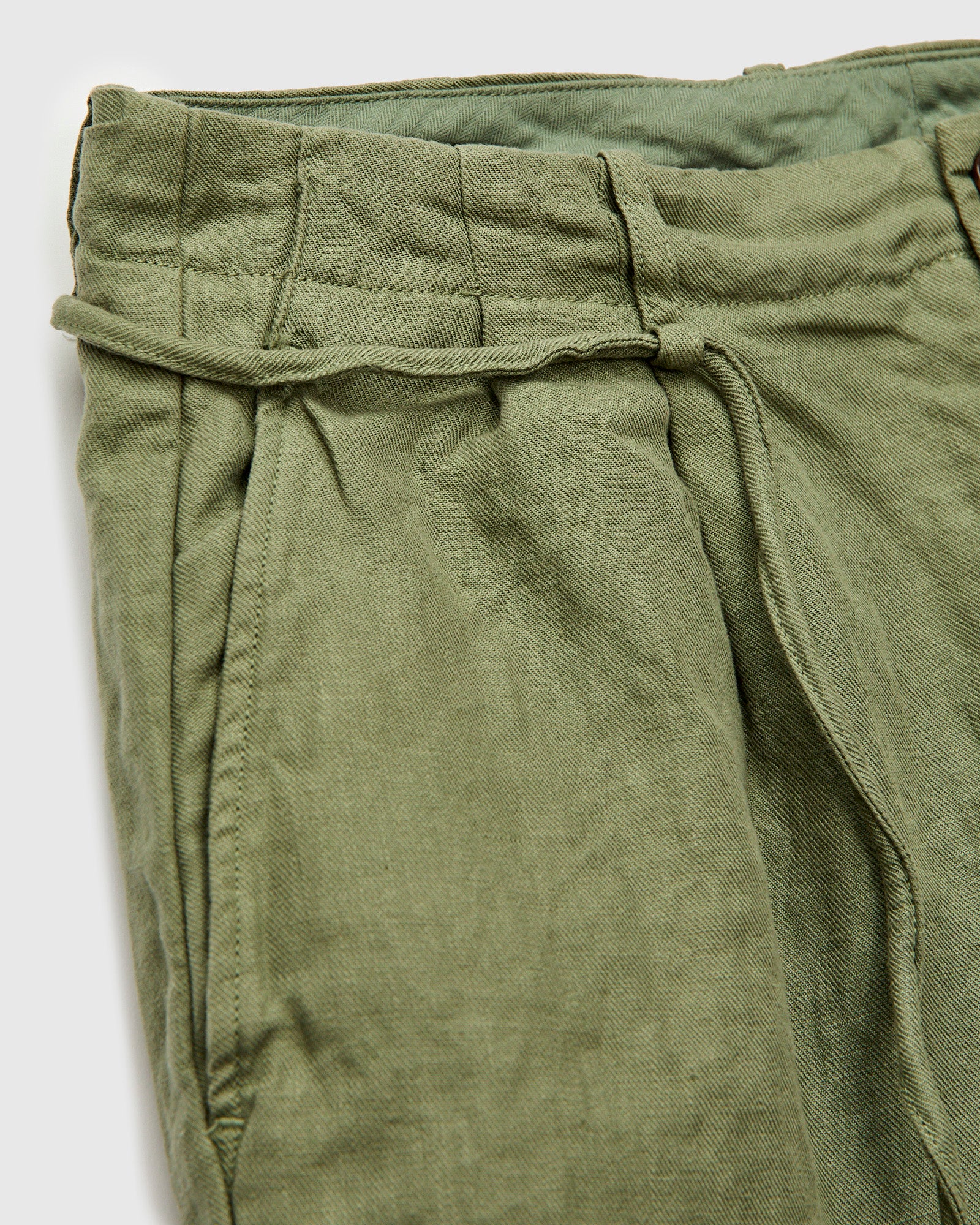 Linen 2Tuck Tapered Pants in Olive - Image 5