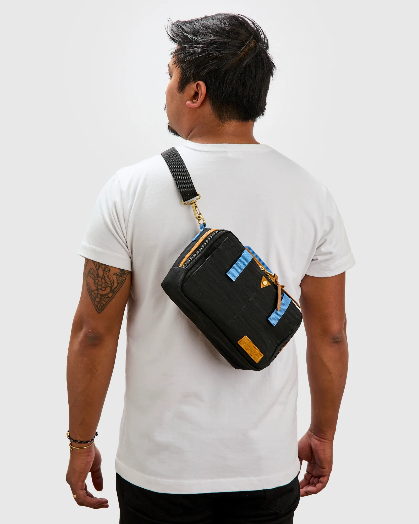 Link Shoulder Bag v2 in Black - Image 2