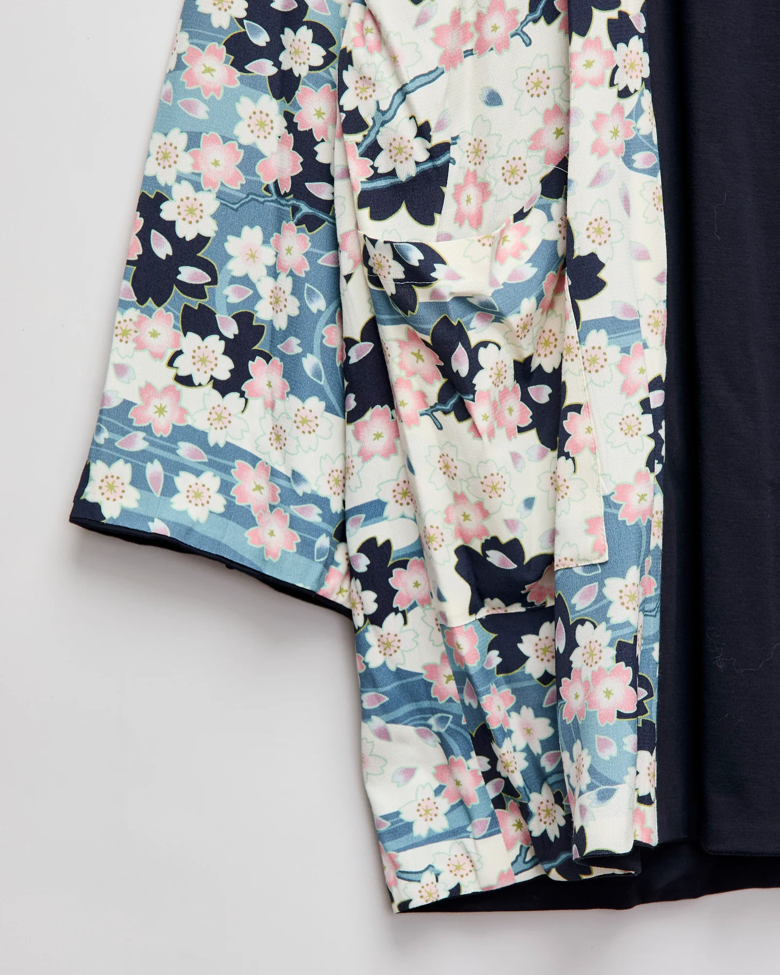 "Nagare Sakura" Reversible Knit Haori in White - Image 10