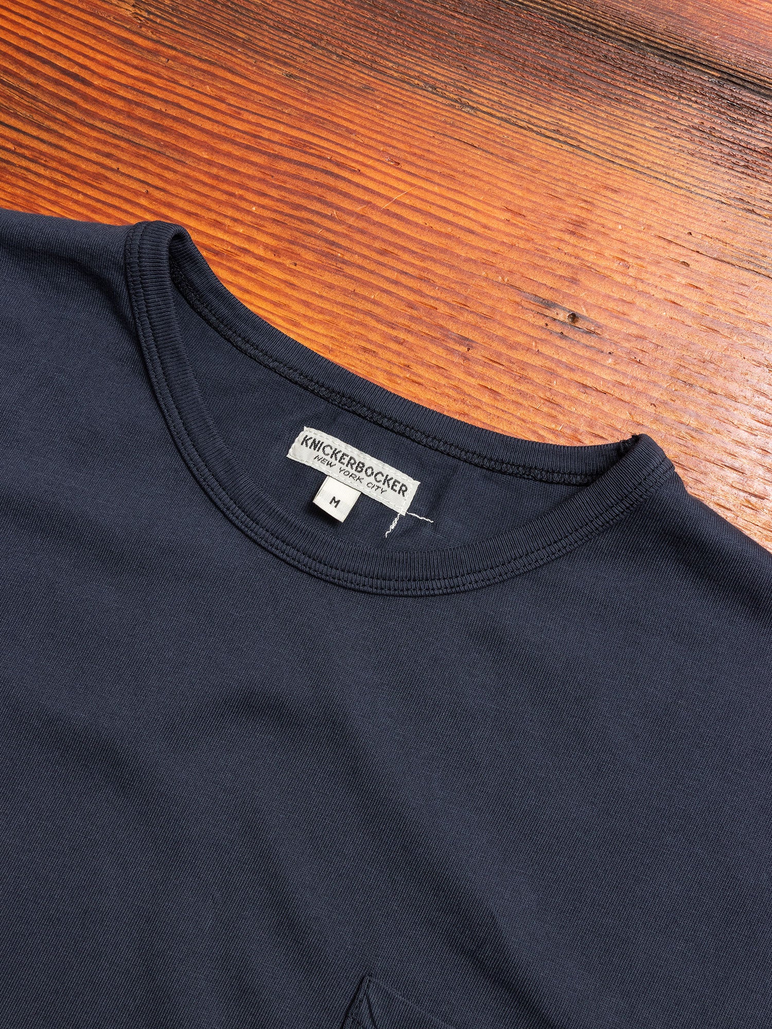 The Pocket T-Shirt in Dark Navy - Image 2