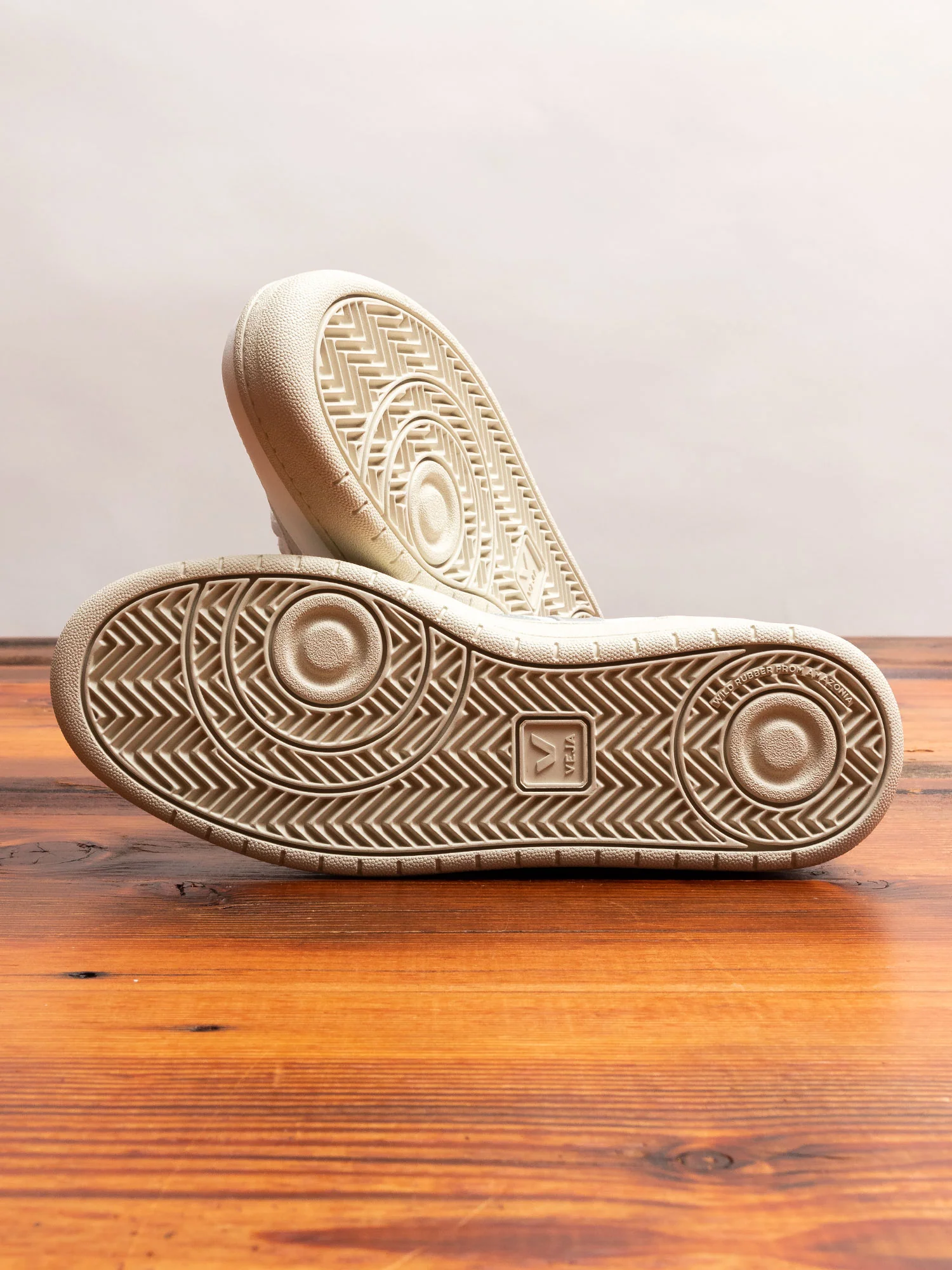V-10 CWL Sneaker in White Oxford Grey - Image 2