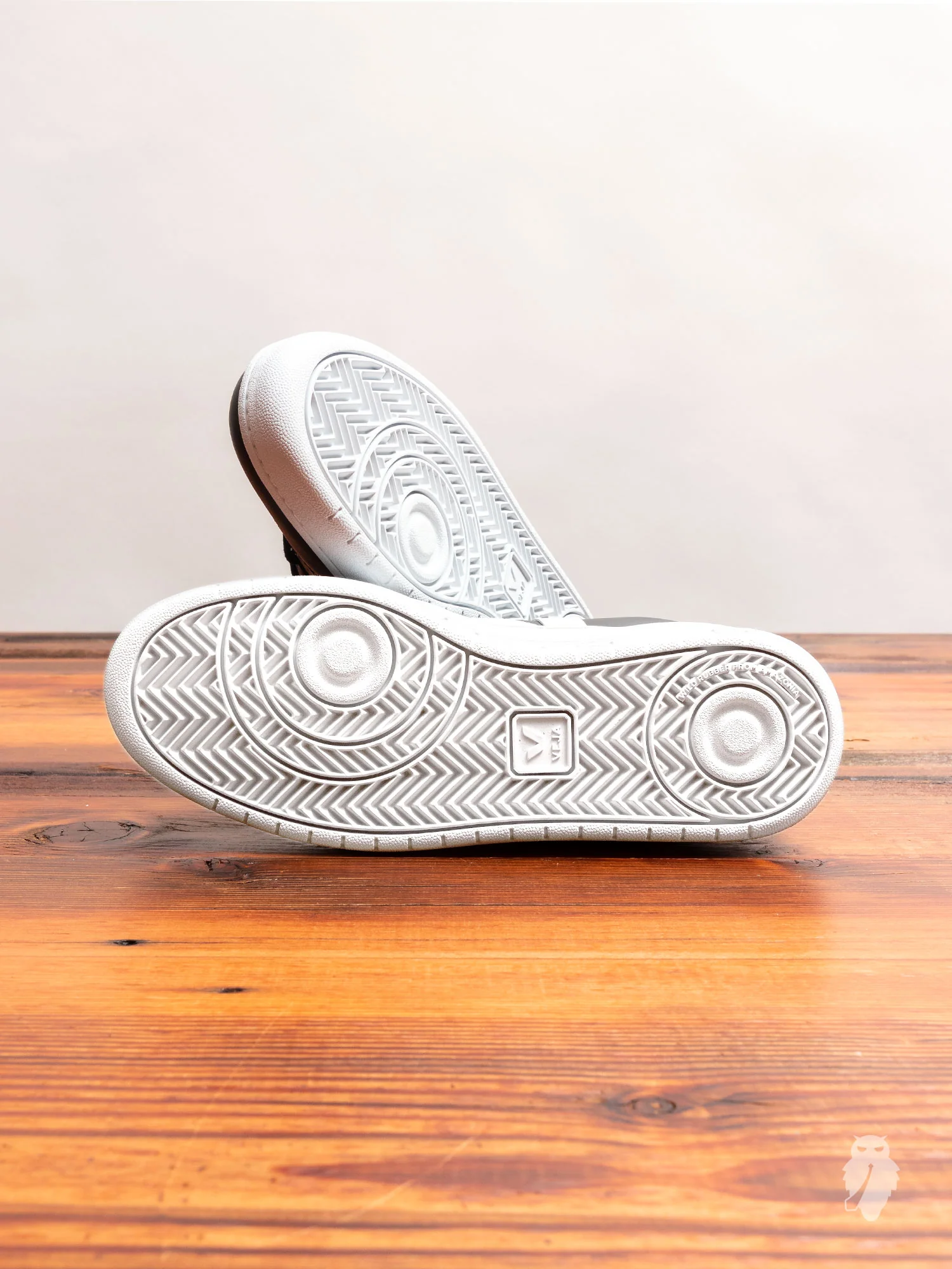 V-10 Sneaker in Black White - Image 2